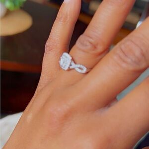 Brand New HALO Ring (10k white gold)               (1/2ct diamonds) Never Worn 💍